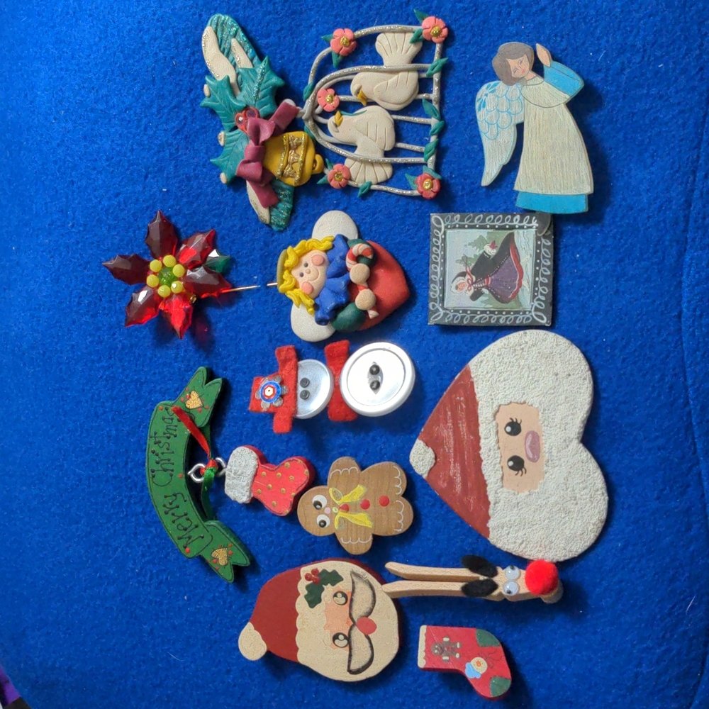 A061  🔥 5 For $35 🔥 Lot of 12 Handmade Christmas Brooches